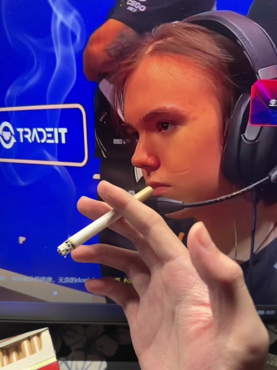 PTT热议Xiaolaohu和FPX经理冲突：这赛季LPL好多怪事