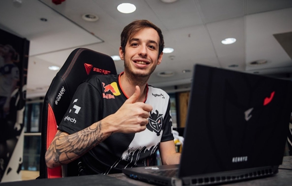 Theshy微博晒照：感谢大家昨天祝贺我的出道纪念日