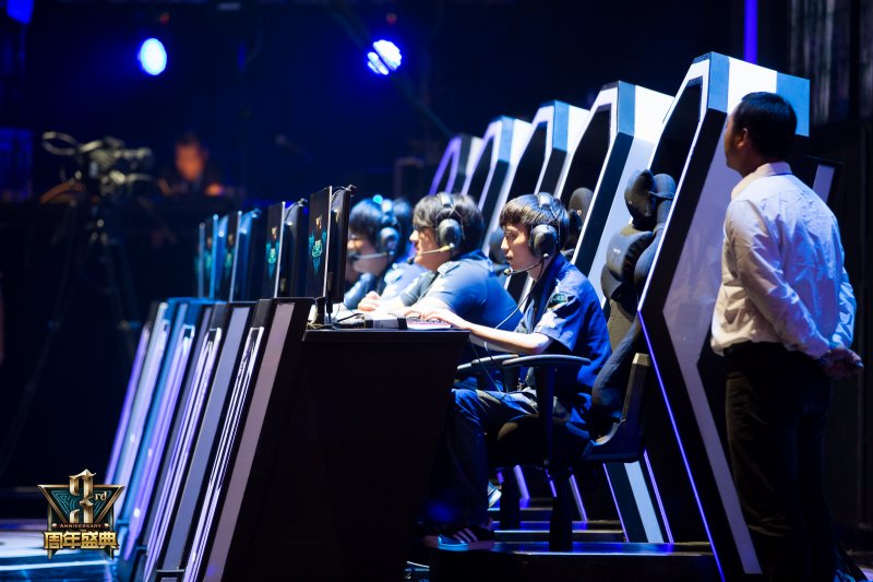 CSGO比赛：选手woxic态度不认真还喷队友？Mouz马上将其摁在替补席