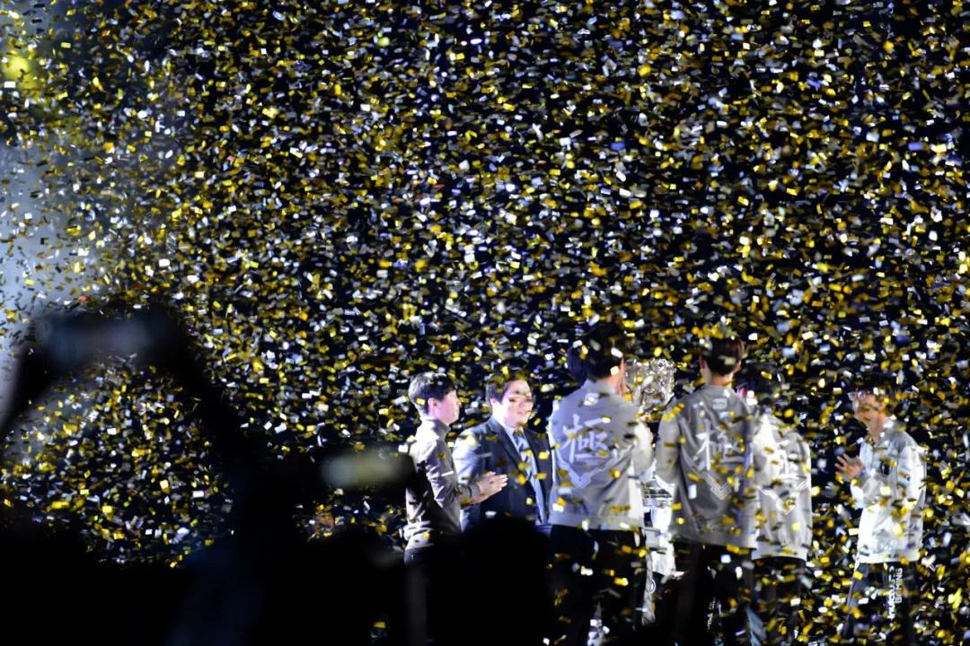 LGD Gaming 正式发布了玩家祝福视频：蛇年已经到来， Dragon 和 Phoenix 是吉祥的。